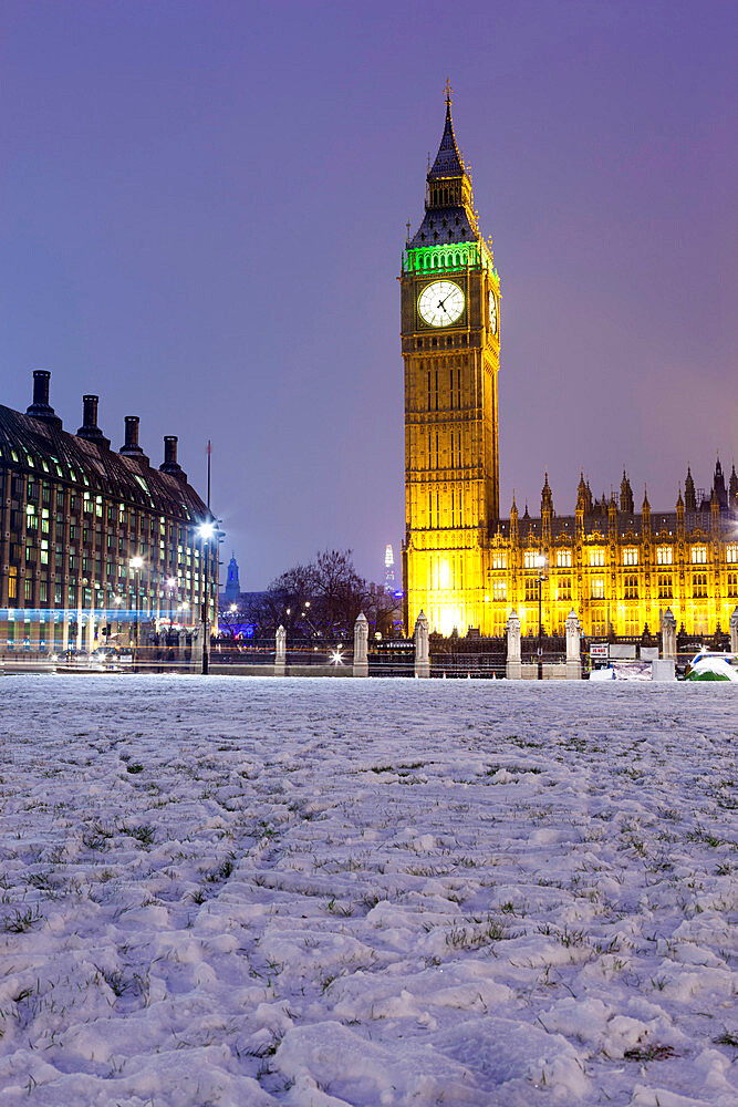 Houses of Parliament and Big Ben in snow, Parliament Square, Westminster, London, England, United Kingdom, Europe