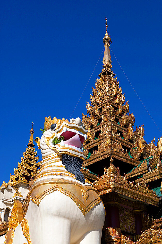 Chinthe statue at southern entrance to the Shwedagon pagoda, Yangon (Rangoon), Yangon Region, Myanmar (Burma), Asia