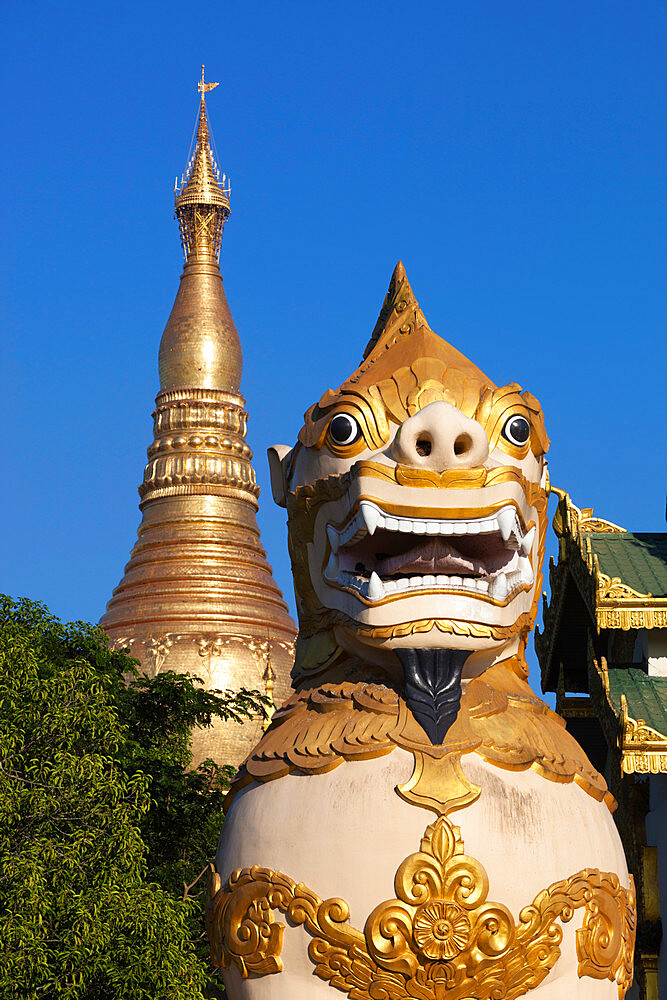 Chinthe statue at entrance to the Shwedagon pagoda, Yangon (Rangoon), Yangon Region, Myanmar (Burma), Asia