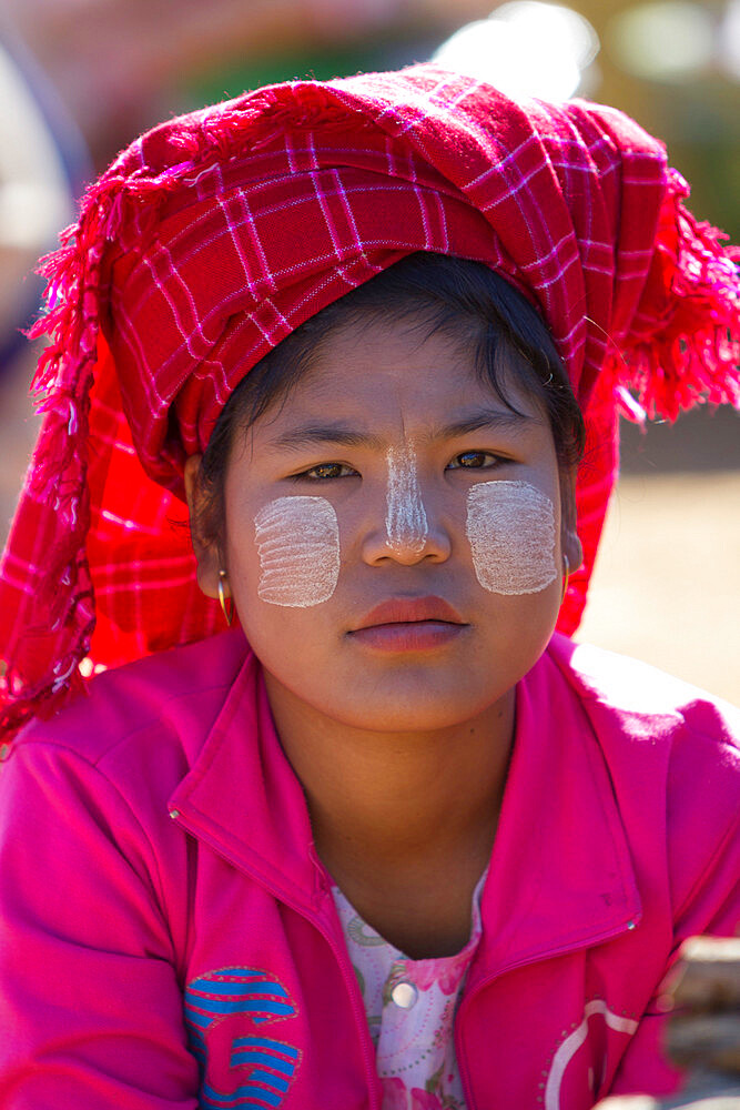 Young Pa-O tribe woman wearing traditional Thanaka sun block paste, Thaung Tho tribal market, Inle Lake, Shan State, Myanmar (Burma), Asia