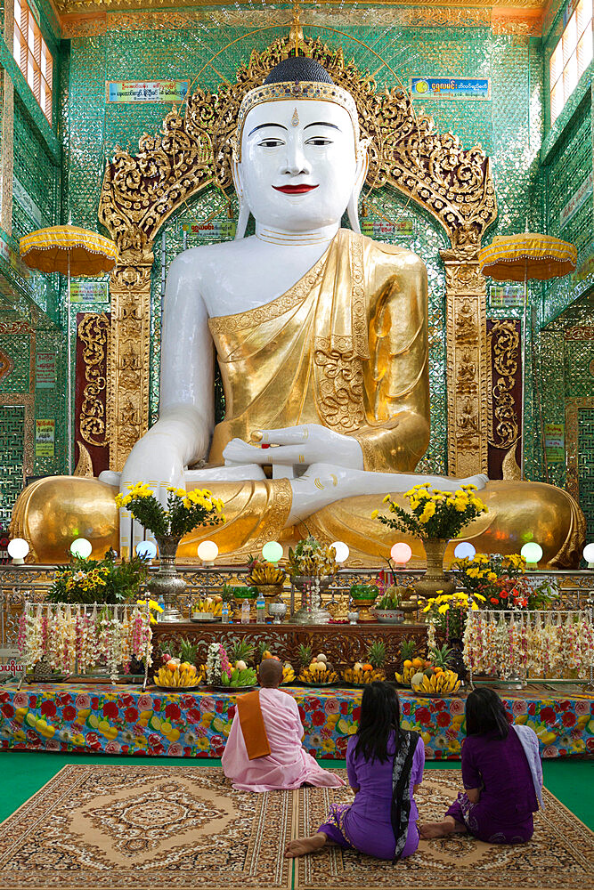 Seated Buddha statue, Soon U Ponya Shin Paya, Sagaing Hill, Sagaing, near Mandalay, Myanmar (Burma), Asia