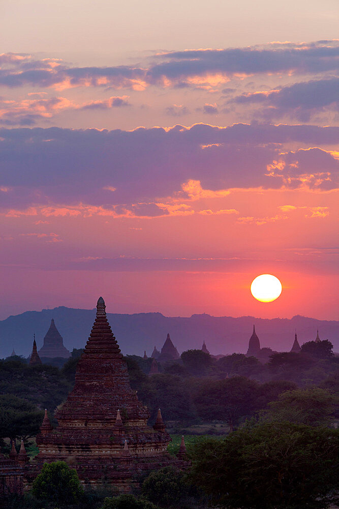 Sunset over the Bagan temples dating from the 11th and 13th centuries, Bagan (Pagan), Central Myanmar, Myanmar (Burma), Asia