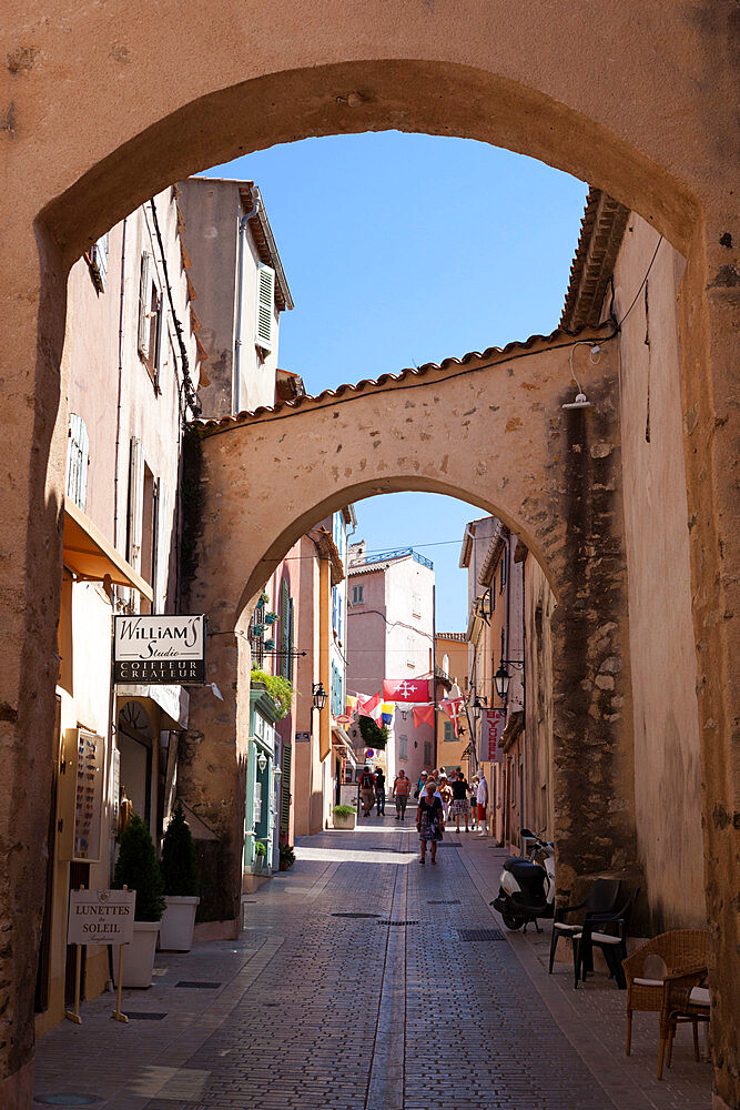 Street in old town, Saint-Tropez, Var, Provence-Alpes-Cote d'Azur, Provence, France, Europe