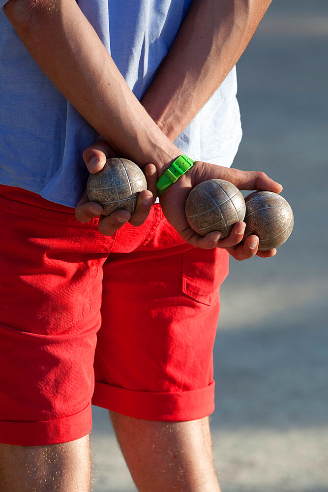 Man playing boules, Saint-Tropez, Var, Provence-Alpes-Cote d'Azur, France, Europe