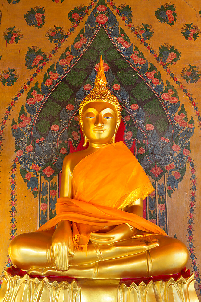 Gold Buddha statue in Wat Arun (The Temple of Dawn), Bangkok, Thailand, Southeast Asia, Asia