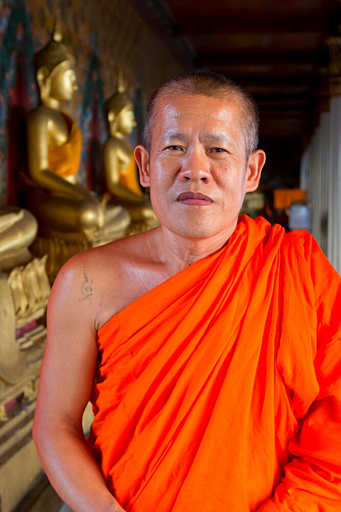 Buddhist monk at Wat Arun (The Temple of Dawn), Bangkok, Thailand, Southeast Asia, Asia