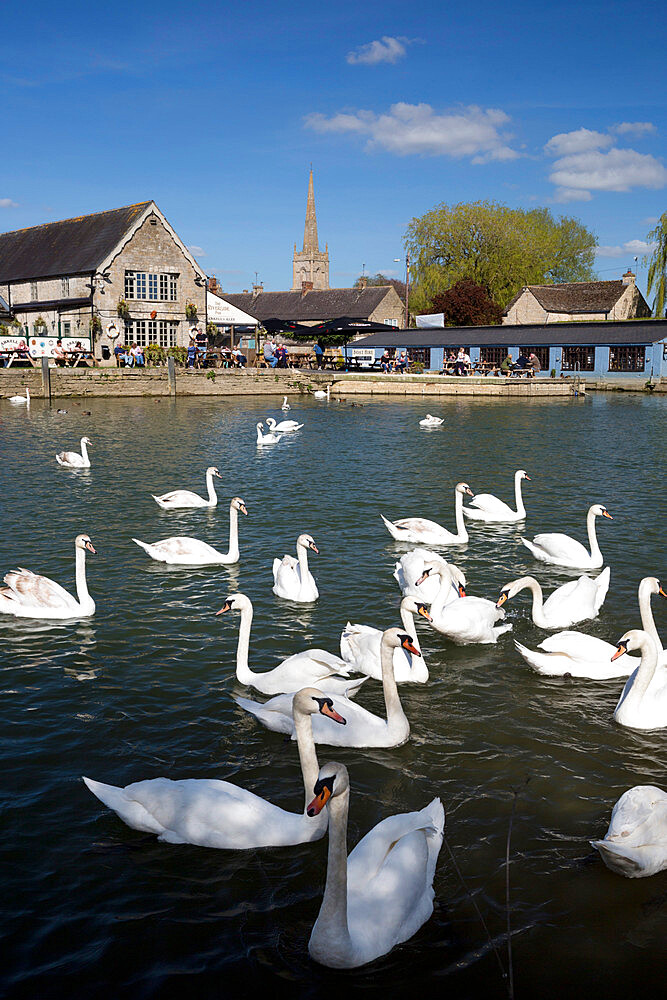 The Riverside Pub on the River Thames, Lechlade, Cotswolds, Gloucestershire, England, United Kingdom, Europe