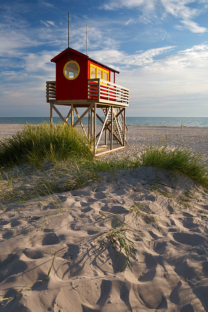 Lifeguard hut and sand dunes, Skanor Falsterbo, Falsterbo Peninsula, Skane, South Sweden, Sweden, Scandinavia, Europe