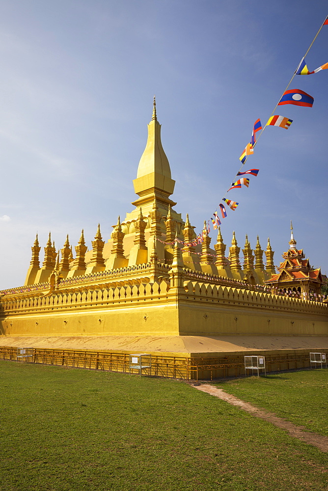 The golden Buddhist stupa of Pha That Luang, Vientiane, Laos, Indochina, Southeast Asia, Asia