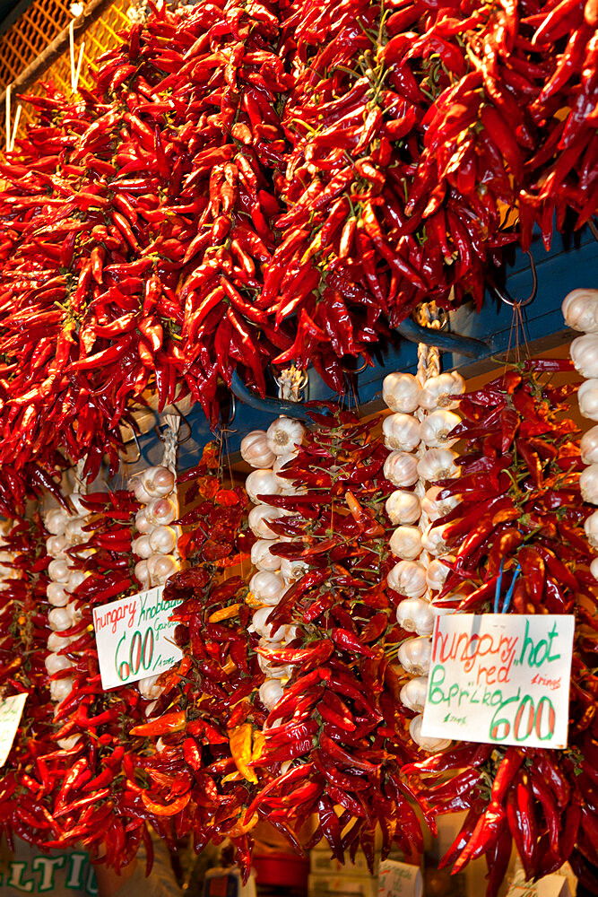 Paprika and garlic, Central Market (Kozponti Vasarcsarnok), Budapest, Hungary, Europe