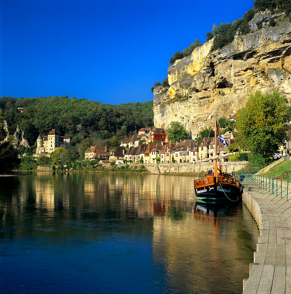 View of village and Dordogne River, La Roque Gageac, Dordogne, Aquitaine, France, Europe