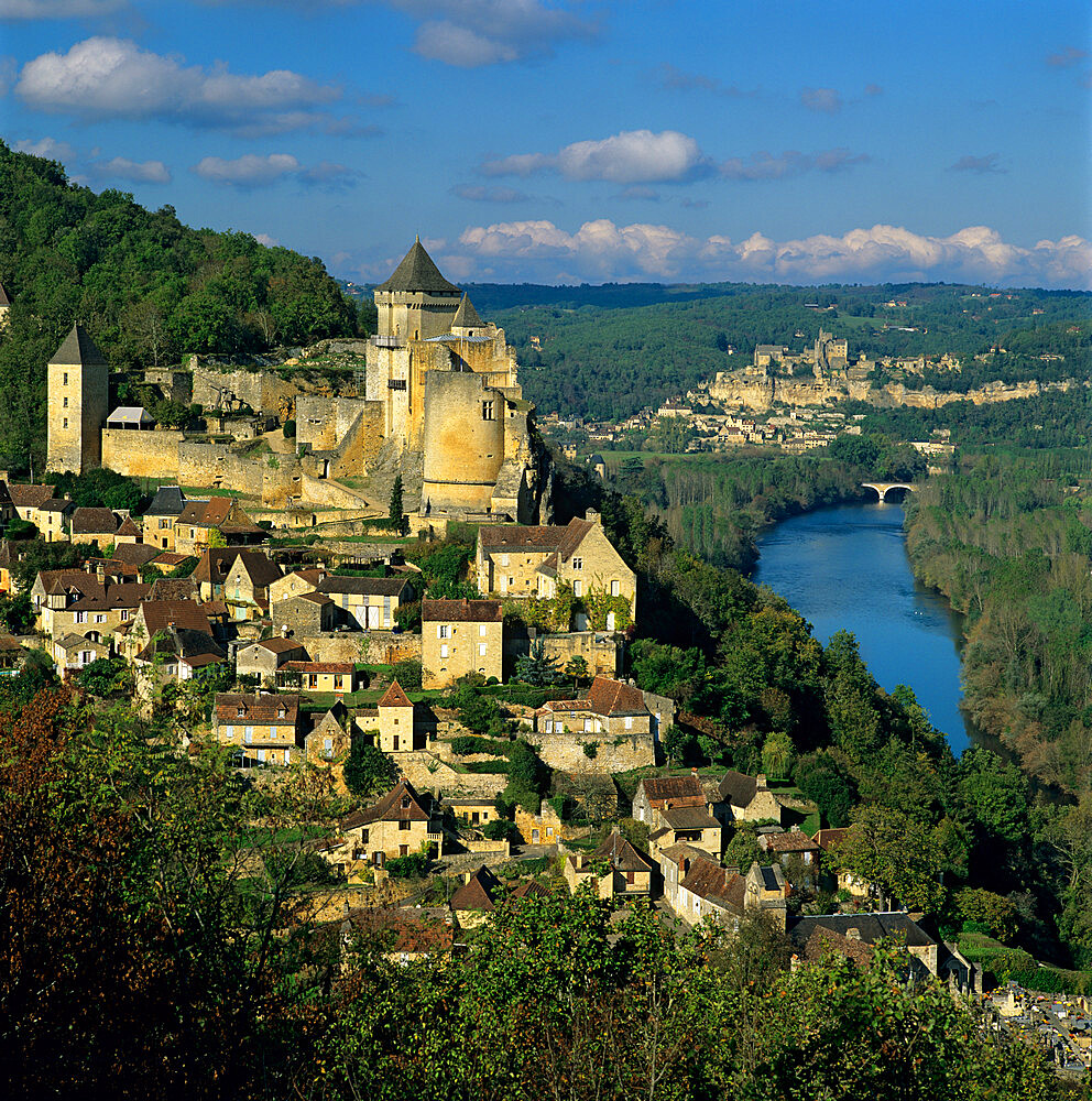 Chateau de Castelnaud and view over Dordogne River and Chateaux of Beynac, Castelnaud la Chapelle, Dordogne, Aquitaine, France, Europe