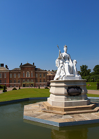 Queen Victoria Statue and Kensington Palace, Kensington Gardens, London, England, United Kingdom, Europe