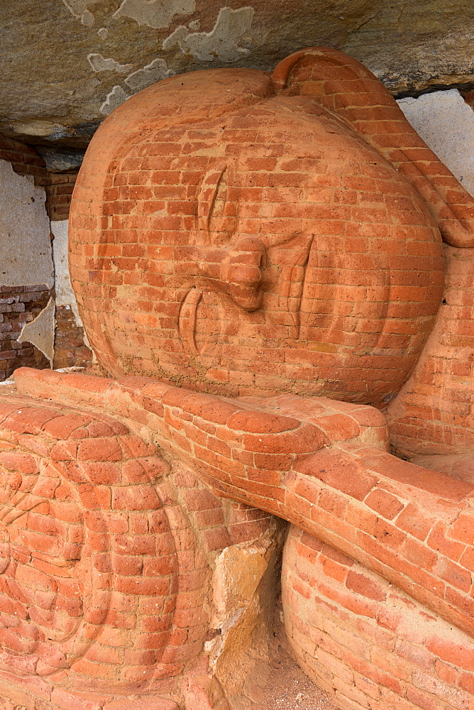 Reclining Buddha statue at Pidurangala Rock Cave Temple, Sigiriya, Sri Lanka, Asia