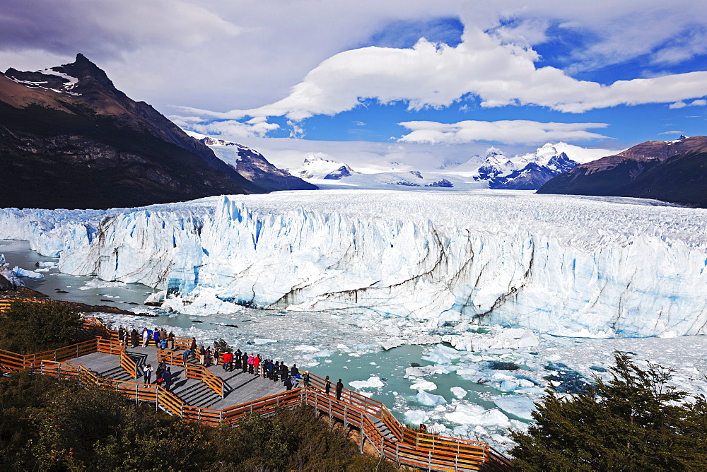 Tourists looking at glacier, Argentina, Los Glaciares National Park, Perito Moreno