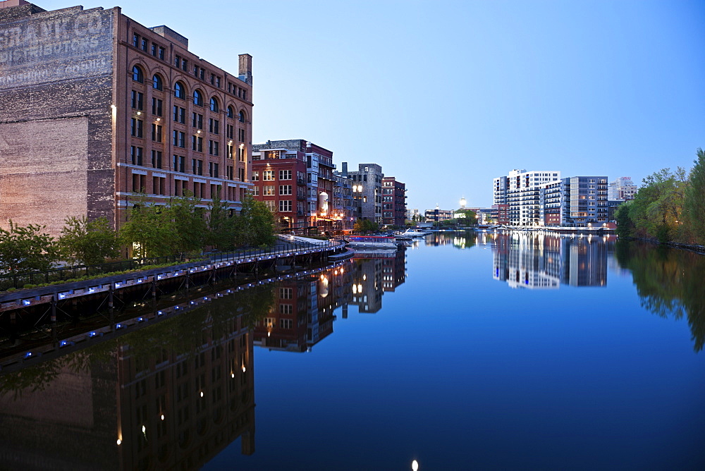 USA, Wisconsin, Milwaukee, City view at dusk, USA, Wisconsin, Milwaukee