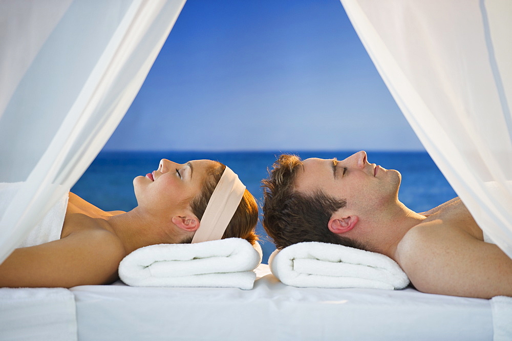 USA, New Jersey, Jersey City, Portrait of young couple lying in spa