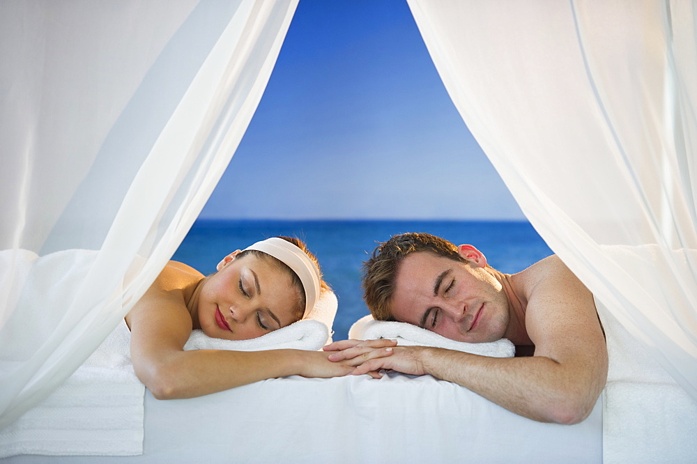 USA, New Jersey, Jersey City, Portrait of young couple lying in spa