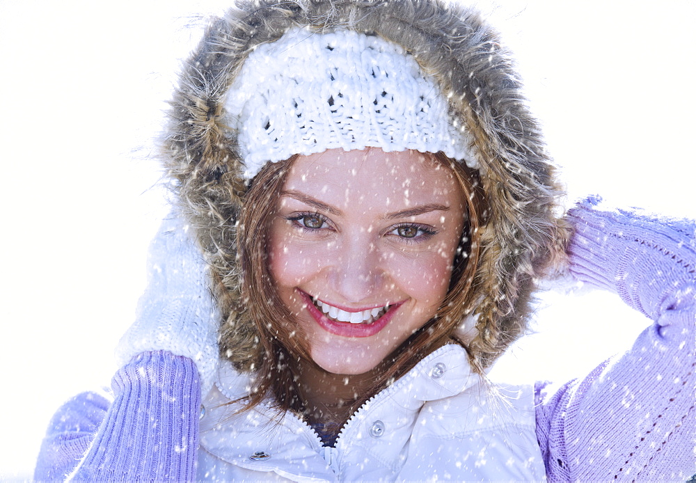 USA, New Jersey, Jersey City, Portrait of young woman wearing white knitted hat