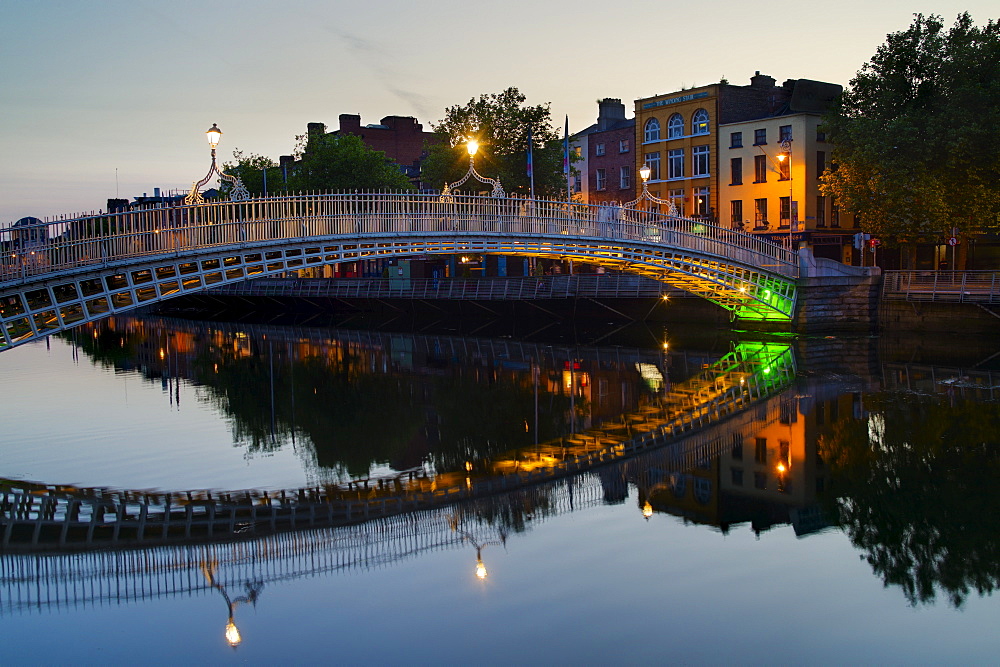 Ha'penny bridge and River Liffey at night