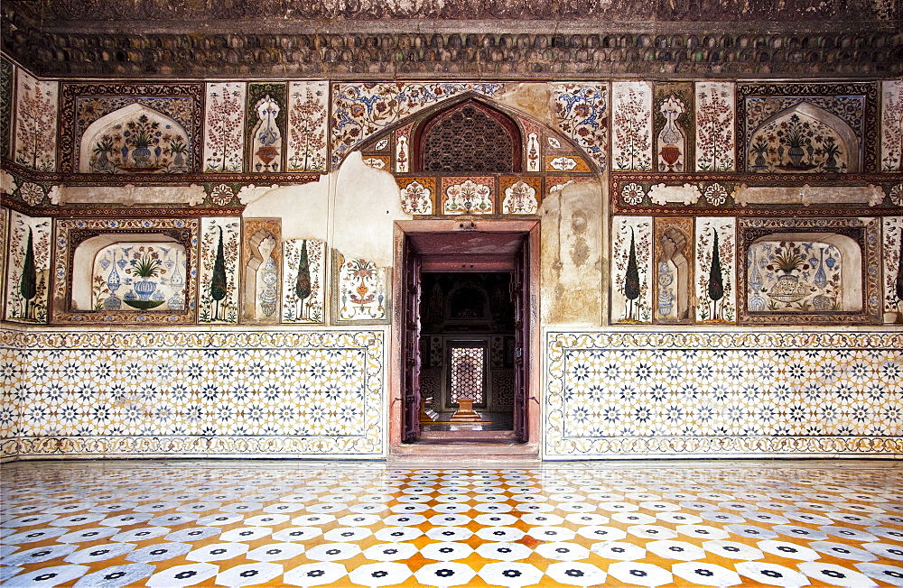 India, Uttar Pradesh, Agra, Itmad-ud-Daula's Tomb or Baby Taj, interior, India, Uttar Pradesh, Agra (interior)