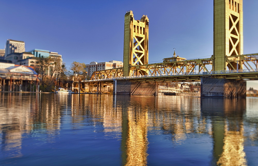 USA, California, Sacramento, tower bridge over Sacramento river, USA, California, Sacramento