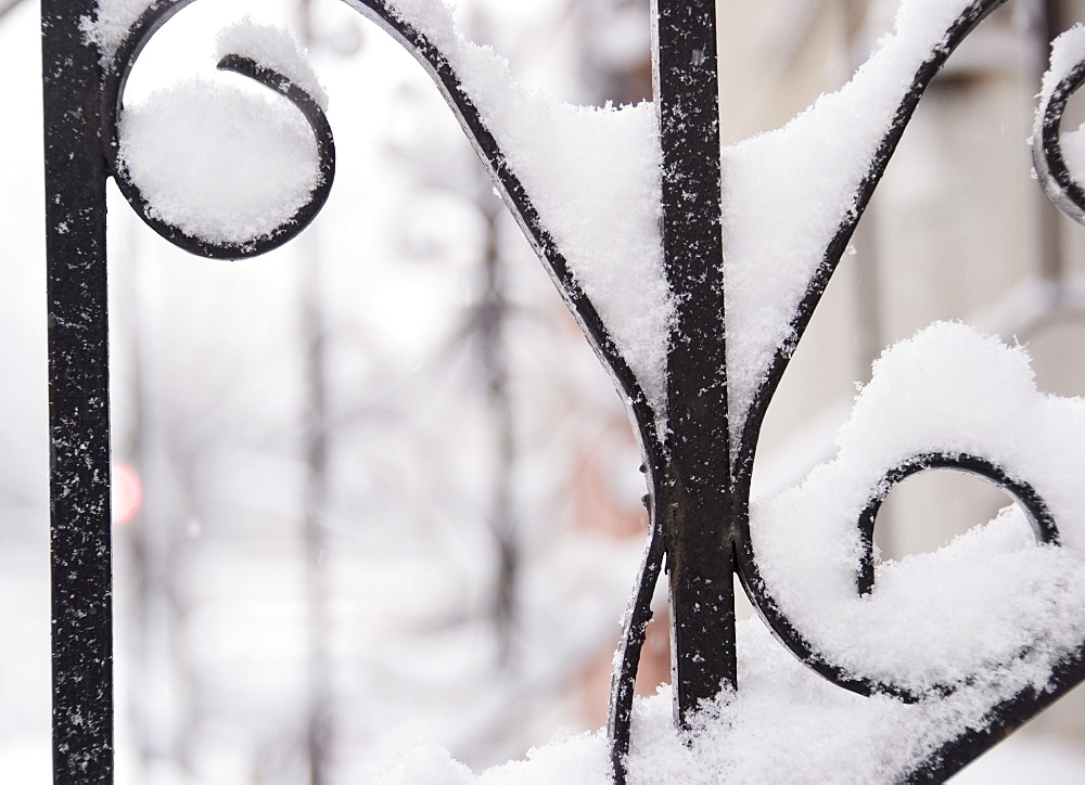 USA, New York State, Brooklyn, Williamsburg, railing covered with snow