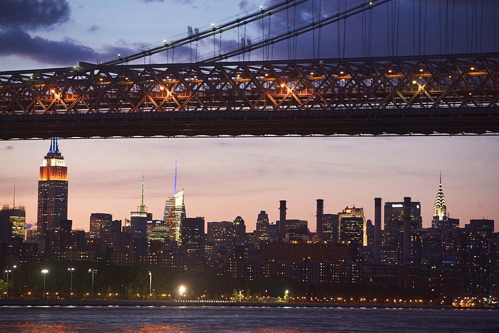 USA, New York State, New York City, Manhattan, Williamsburg Bridge at dusk