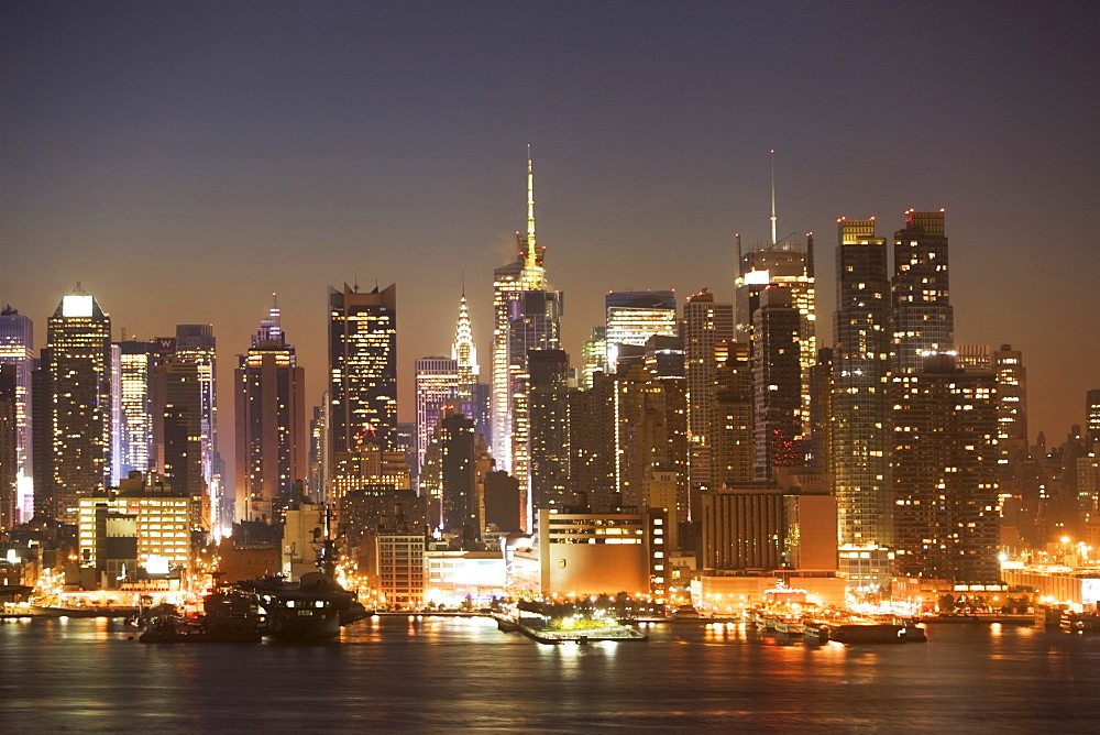 USA, New York City, Manhattan skyline at dusk