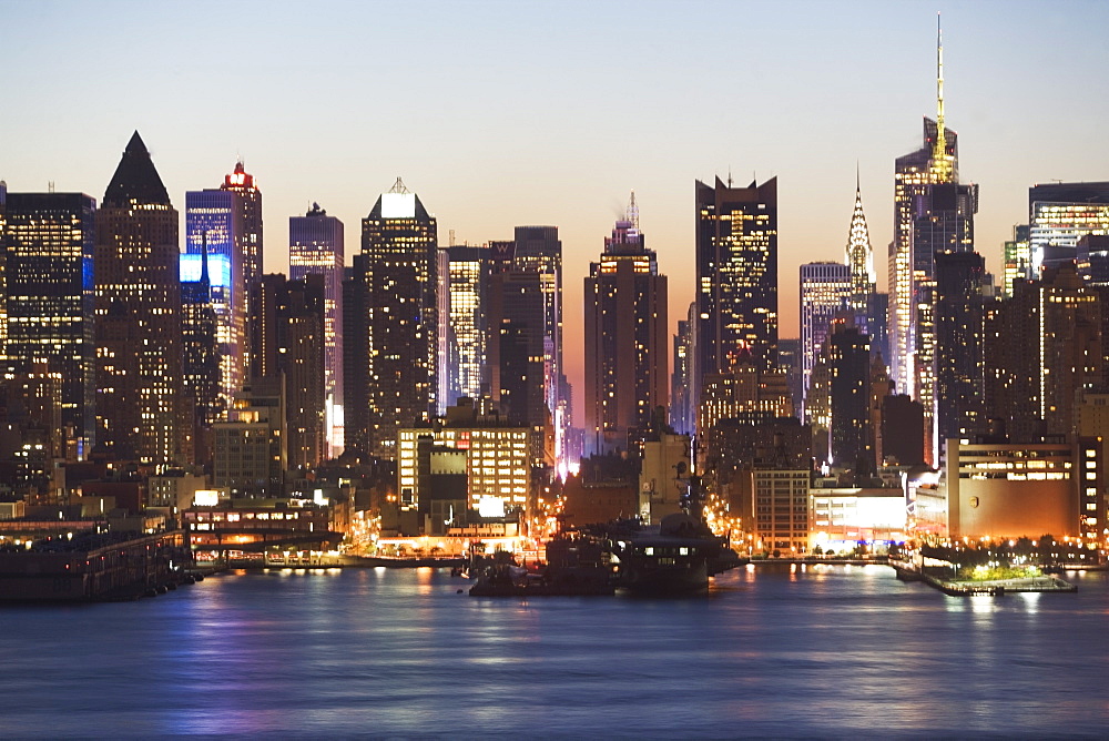 USA, New York City, Manhattan skyline at dusk