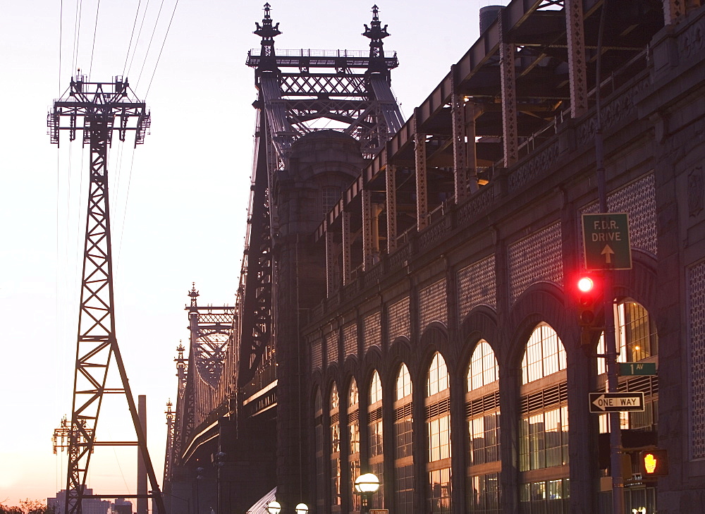 USA, New York City, Manhattan, Queensboro Bridge and Roosevelt Island Tram