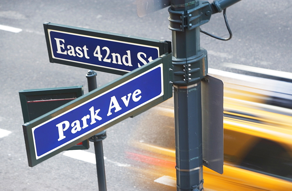 USA, New York City, Manhattan, Road direction sign at crossroads of 42nd Street and Park Avenue