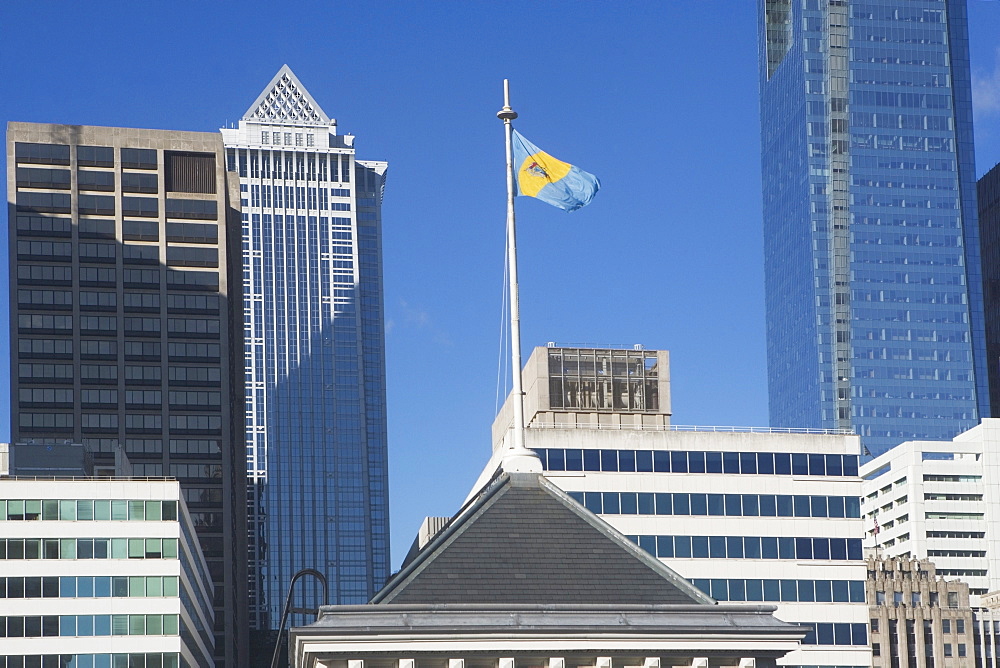 USA, Pennsylvania, Philadelphia, view of state flag on top of skyscraper