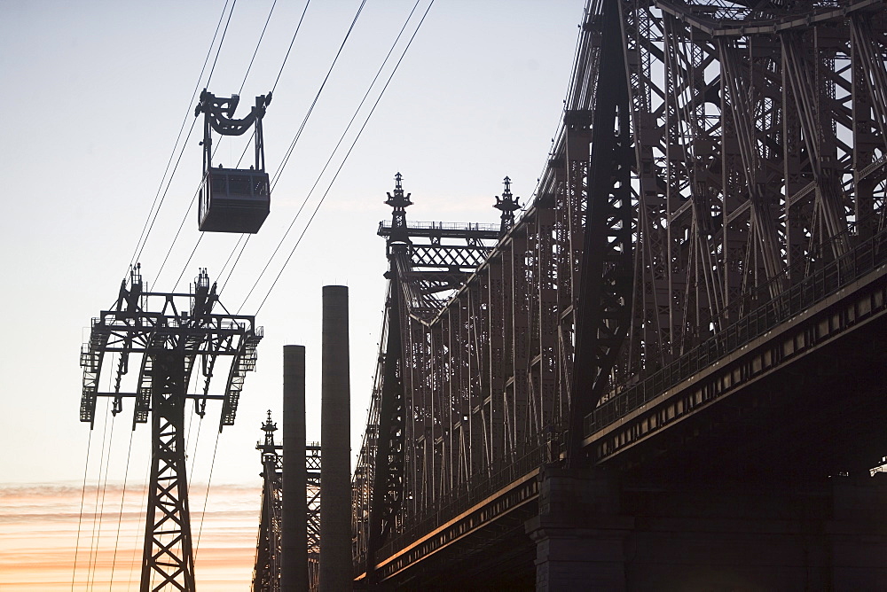 USA, New York, New York City, Manhattan, Queensboro Bridge, Overhead cable car at dusk