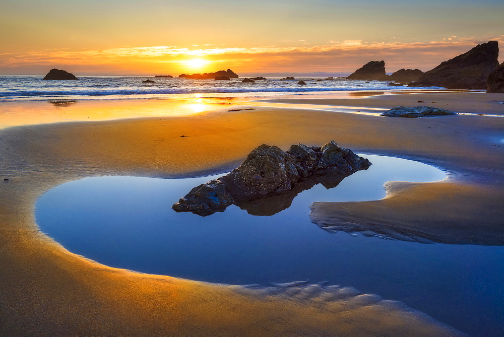 Sunset over sea, Bandon, Oregon, USA