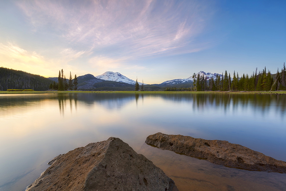 View of Sparks Lake at sunset, USA, Oregon, Sparks Lake