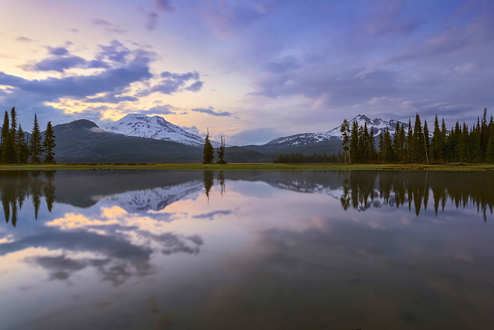 View of Sparks Lake at sunset, USA, Oregon, Sparks Lake