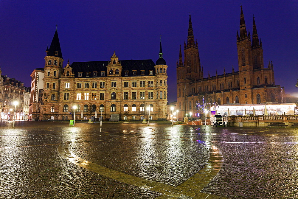 View across town square towards Rathaus and Marktkirche, Germany, Hesse, Wiesbaden, Rathaus, Marktkirche