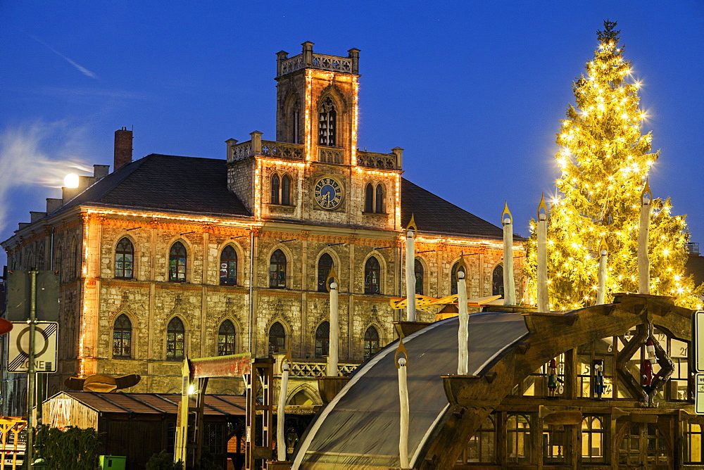 Illuminated Christmas tree and town hall, Germany, Thuringia, Weimar