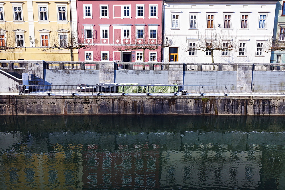 Ljubljanica River and riverfront houses, Slovenia, Ljubljana, Ljubljanica River