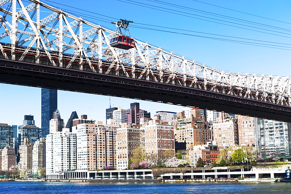 USA, New York State, New York City, Manhattan, City panorama with Queensboro Bridge over East River in foreground