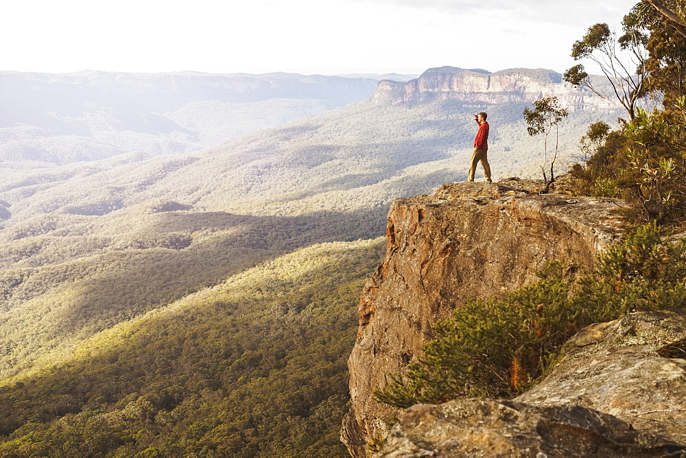Australia, New South Wales, Narrow Neck Peninsula, Katoomba, Man looking at view in Blue Mountains