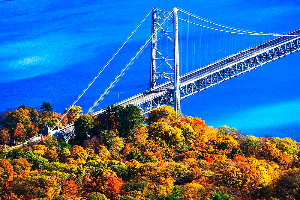 USA, New York, Bear Mountain with bridge above blue river