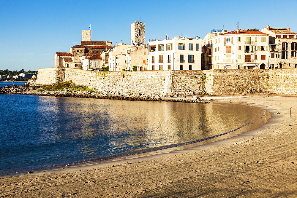 France, Provence-Alpes-Cote d'Azur, Antibes, Empty beach with buildings in background
