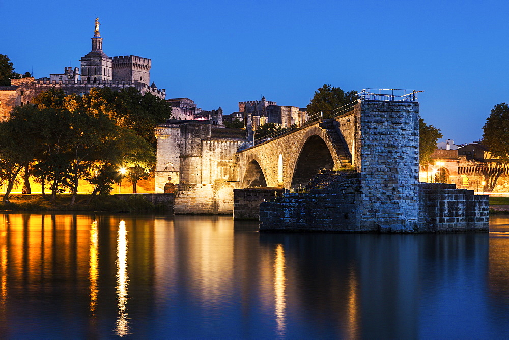 France, Provence-Alpes-Cote d'Azur, Avignon, Old town, embankment in foreground