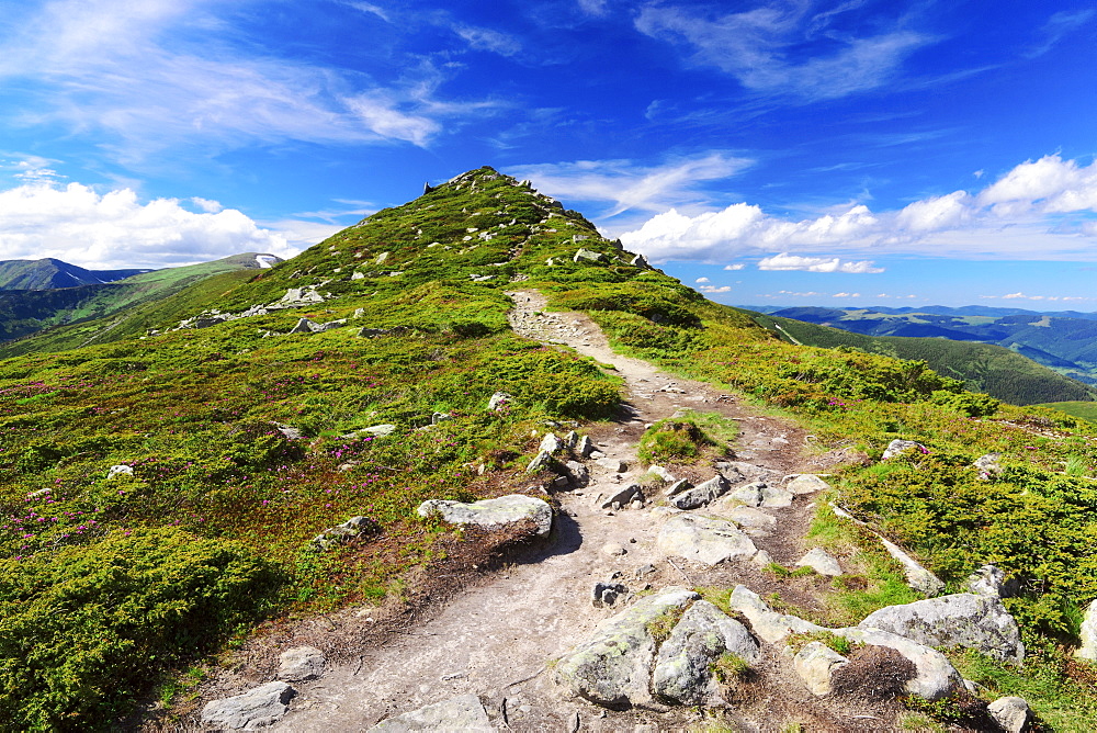Ukraine, Ivano-Frankivsk region, Verkhovyna district, Carpathians, Chernohora, Mountain landscape on sunny day