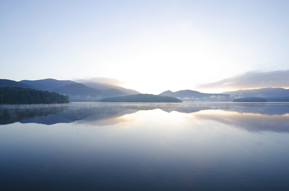 USA, New York, St. Armand, Sunrise over Lake Placid