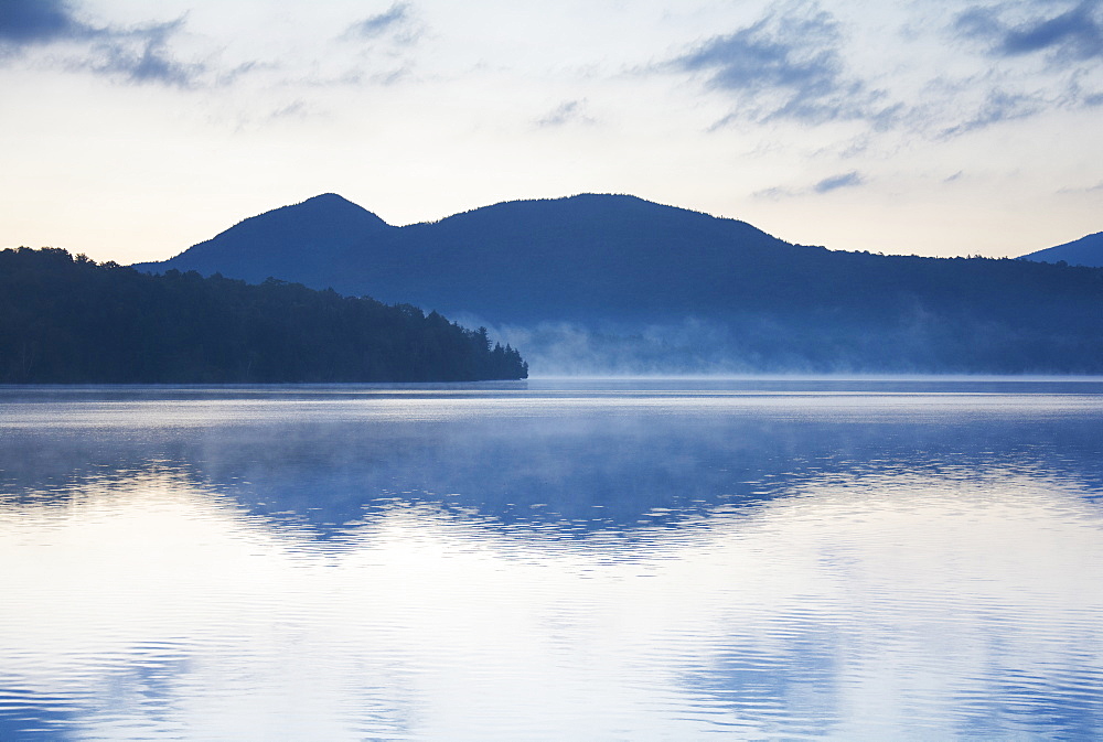 USA, New York, St. Armand, Sunrise over Lake Placid