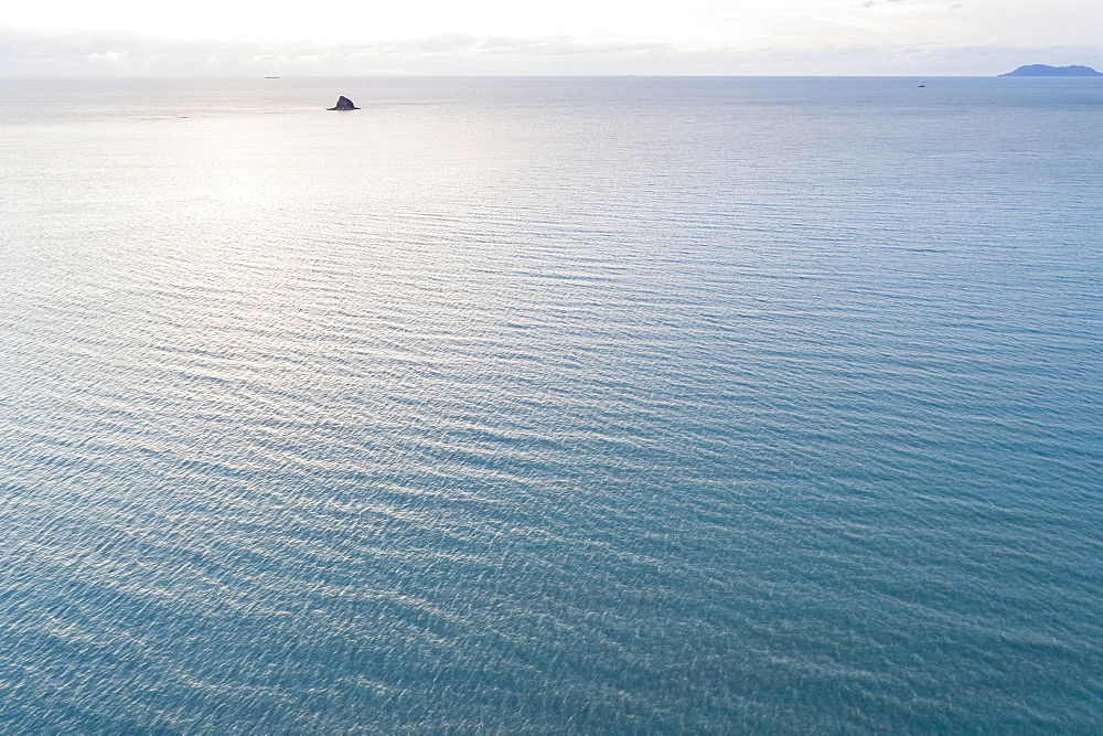 Australia, Queensland, Sea reflecting sunlight (Drone)