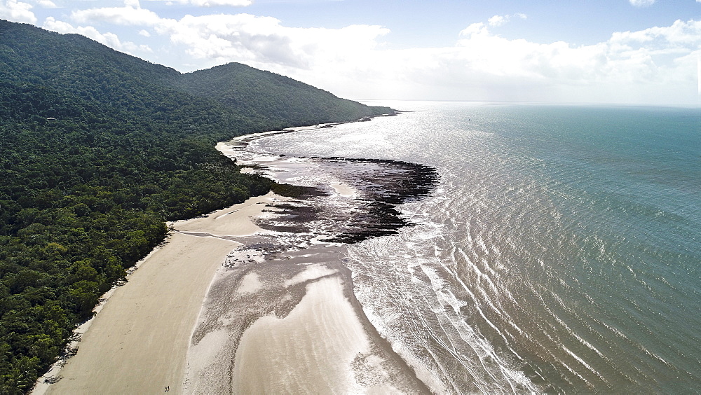 Australia, Queensland, Sea and coastline on sunny day (Drone)